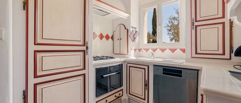 Coffee/tea maker, fridge, microwave, oven