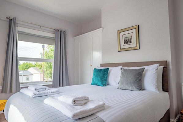 2 bedrooms, iron/ironing board, WiFi, bed sheets