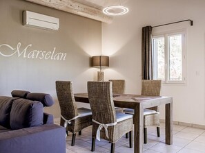 Dining - Villa Marselan - private pool and terrace (Saint-Maurice-d’Ardèche)