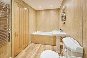 Regadera, secadora de cabello, toallas, shampoo 