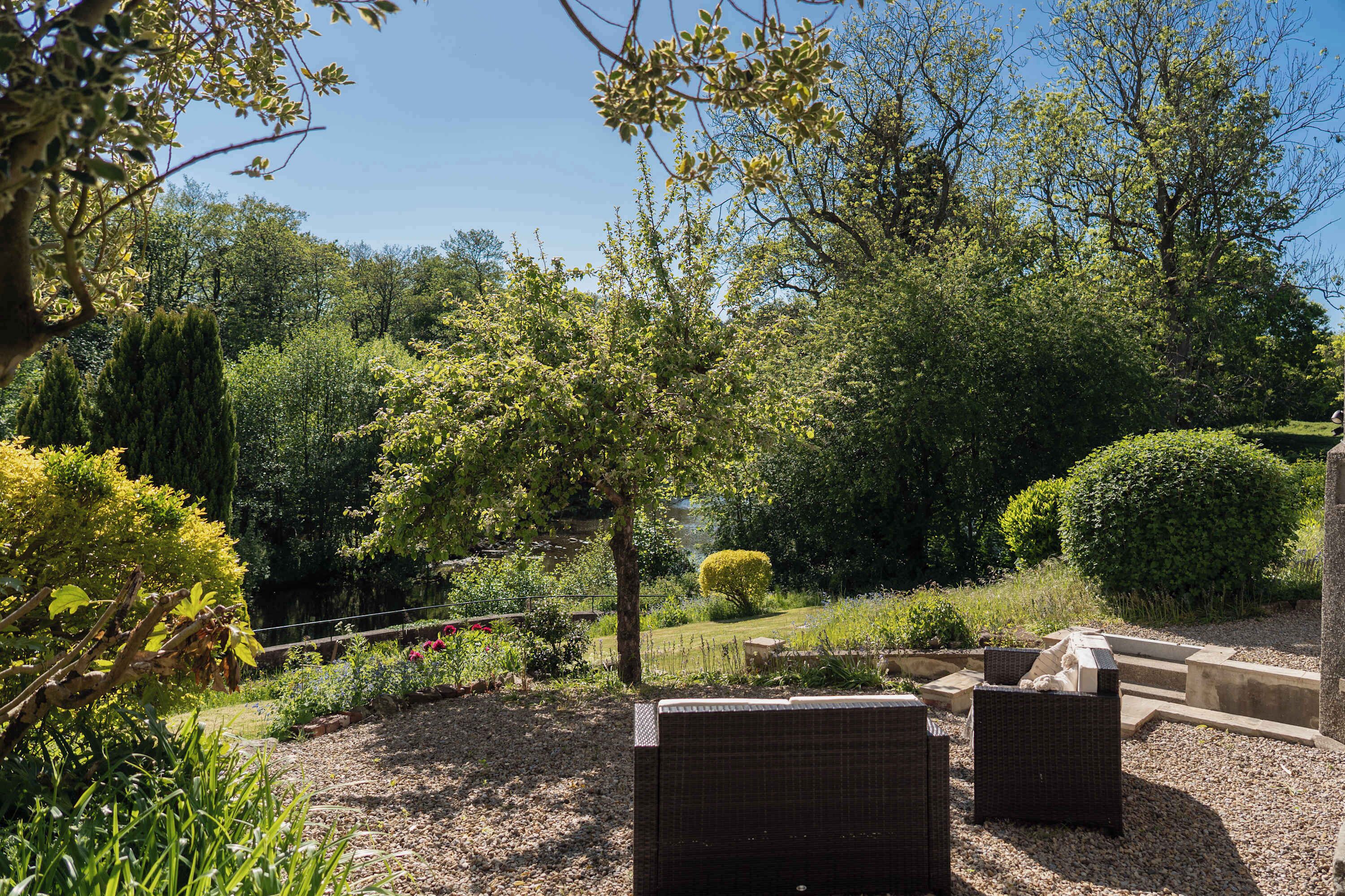 المنطقة المحيطة بالمنشأة