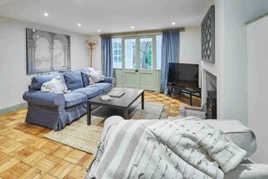 تلفزيون، مدفأة، مكتب