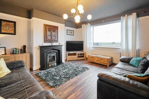 TV, fireplace, offices - Host & Stay | By The Sea (Newbiggin-by-the-Sea)
