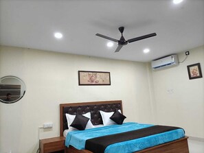Basic Double Room | Desk