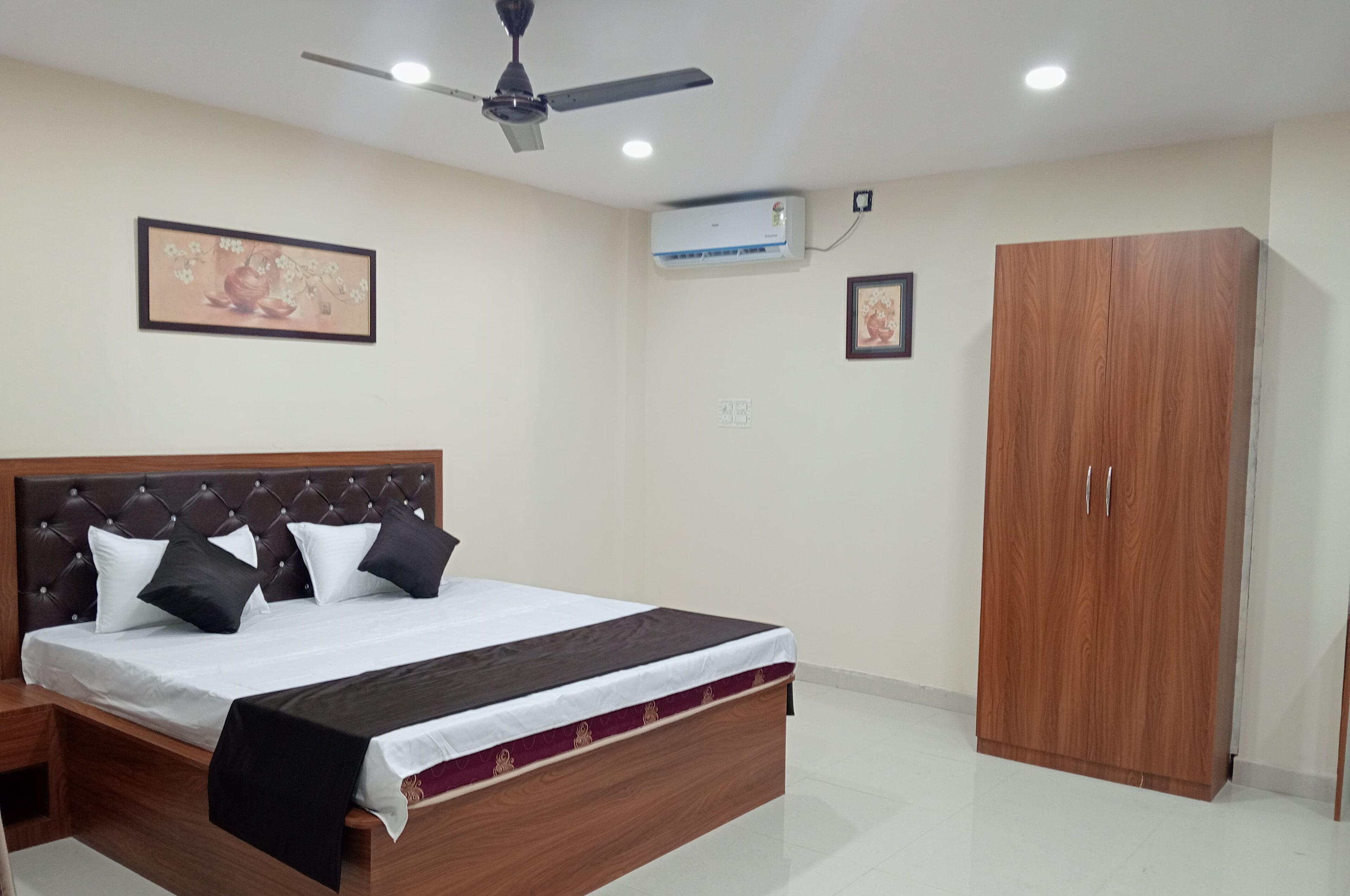 基本雙人房 | 書桌