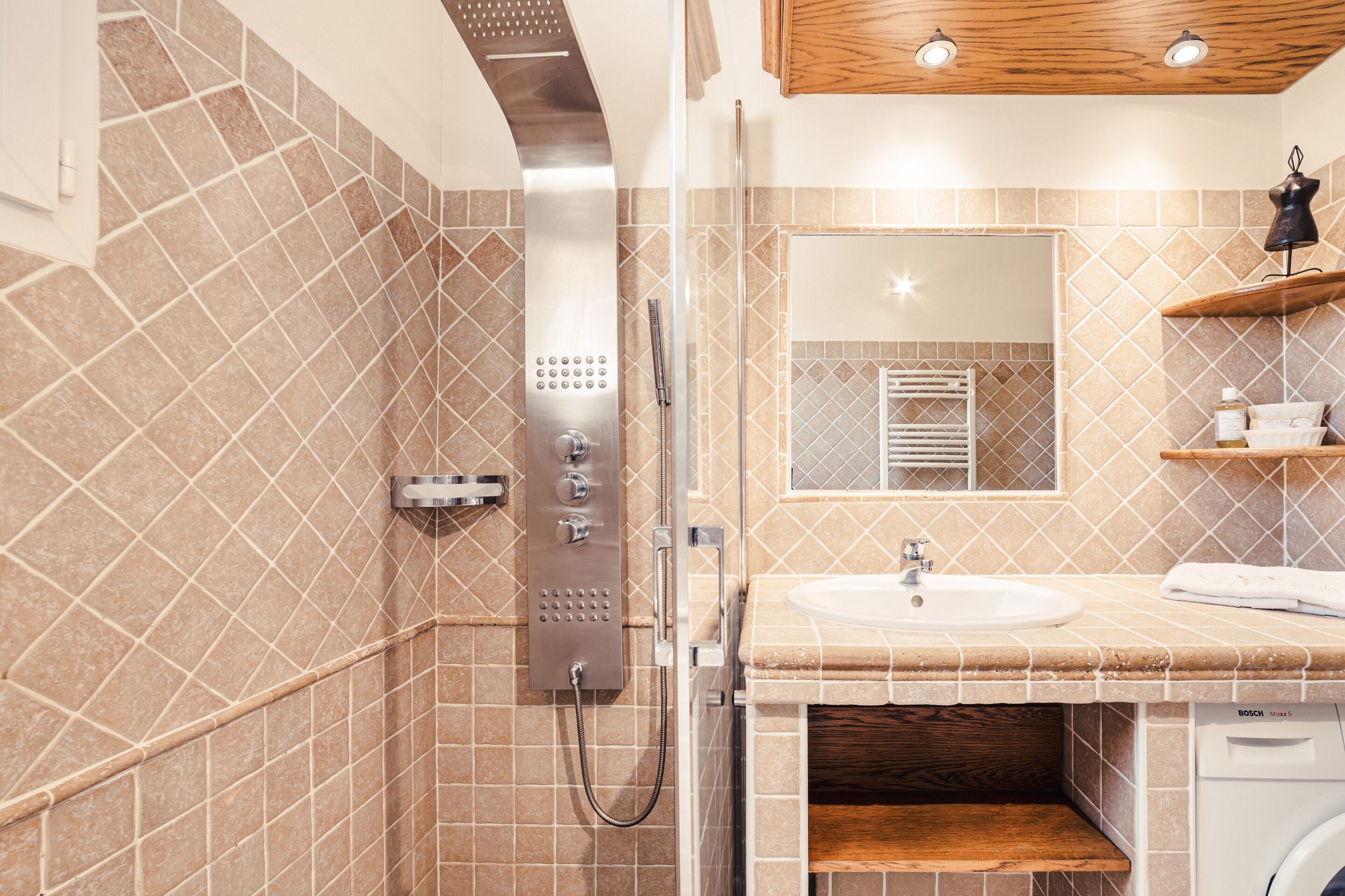 Ein modernes Badezimmer mit Dusche, Waschbecken und Spiegel.