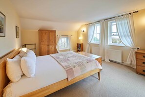 5 bedrooms, iron/ironing board, WiFi, bed sheets