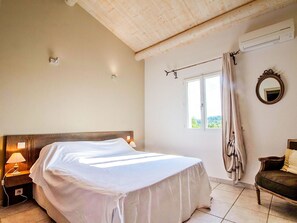 2 habitaciones, tabla de planchar con plancha y cuna de viaje