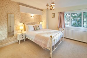 4 bedrooms, desk, iron/ironing board, travel cot