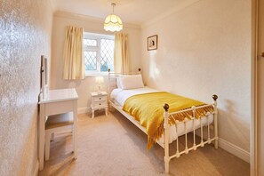 4 soverom, skrivebord, strykejern/-brett og reiseseng for barn