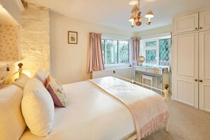 4 bedrooms, desk, iron/ironing board, travel crib