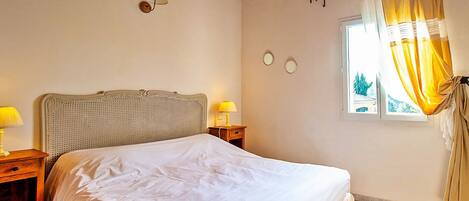 2 bedrooms, iron/ironing board, travel cot, free WiFi