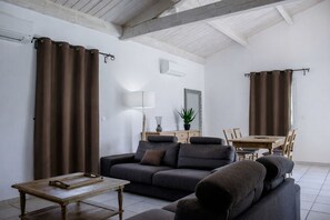 Een televisie en een printer