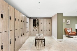Guests can store their belongings in the locker room, which features a bench and a comfortable armchair.