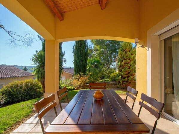 Outdoor dining - Villa Chardonnay- private terrace and garden (Saint-Maurice-d’Ardèche)