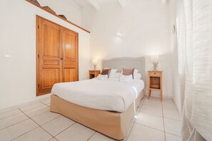 3 bedrooms, iron/ironing board, travel crib, WiFi (free)