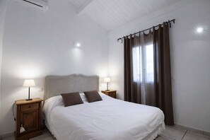 2 habitaciones, tabla de planchar con plancha y cuna de viaje 