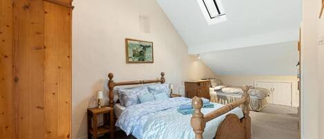 4 habitaciones, escritorio, tabla de planchar con plancha y wifi