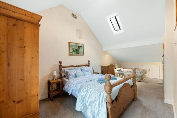 4 bedrooms, desk, iron/ironing board, WiFi