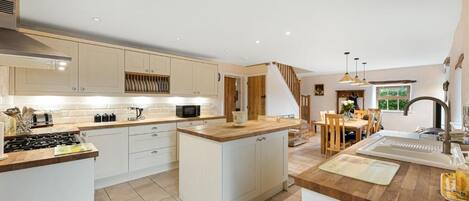 Mikrobølgeovn, ovn, kokeplater og oppvaskmaskin