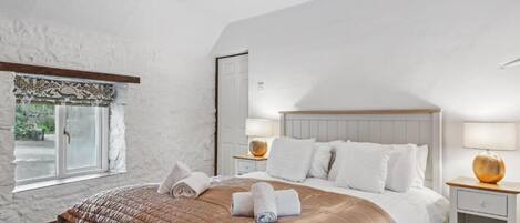 4 bedrooms, iron/ironing board, WiFi, bed sheets