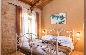 4 bedrooms, iron/ironing board, WiFi, bed sheets