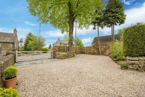 Property grounds - Host & Stay | Well Farm Cottage (Higham)