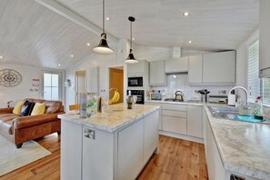 Fridge, microwave, oven, dishwasher - Host & Stay | Mahonia Lodge (Willington)