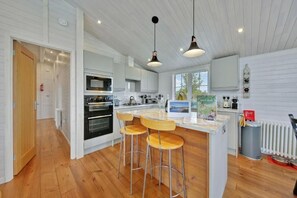 Fridge, microwave, oven, dishwasher - Host & Stay | Mahonia Lodge (Willington)