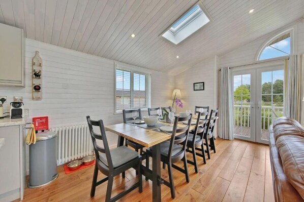 Dining - Host & Stay | Mahonia Lodge (Willington)