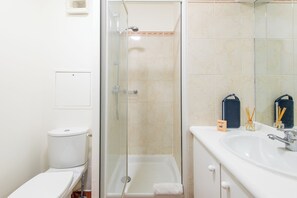 Een douche, een haardroger, handdoeken, toiletpapier