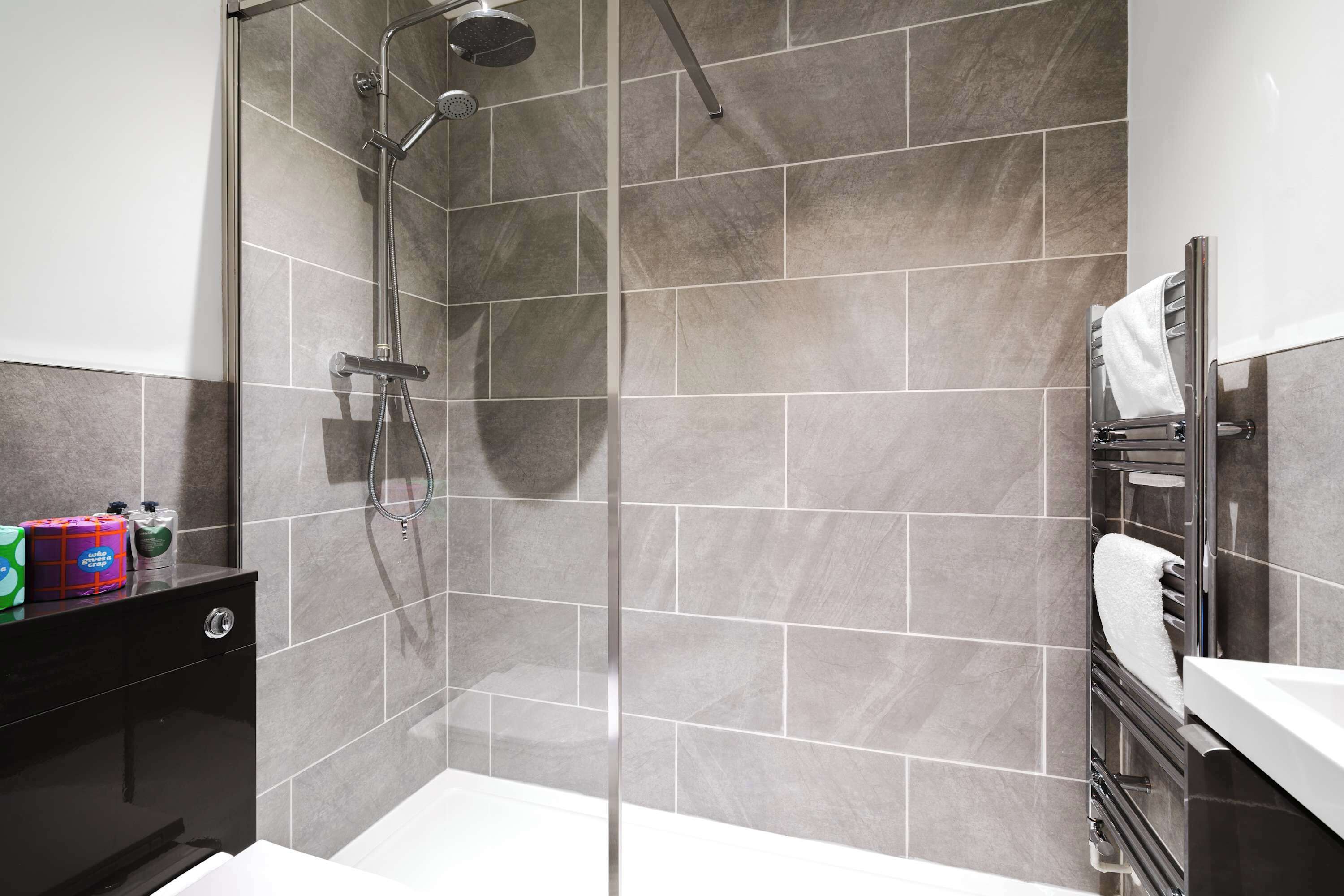 Ein modernes Badezimmer mit Dusche, Toilette und Waschbecken.