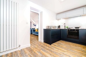 Kühlschrank, Mikrowelle, Ofen, Geschirrspüler