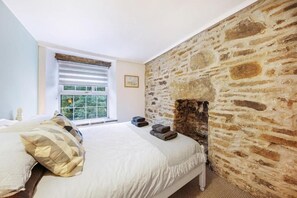 3 bedrooms, desk, travel crib, WiFi