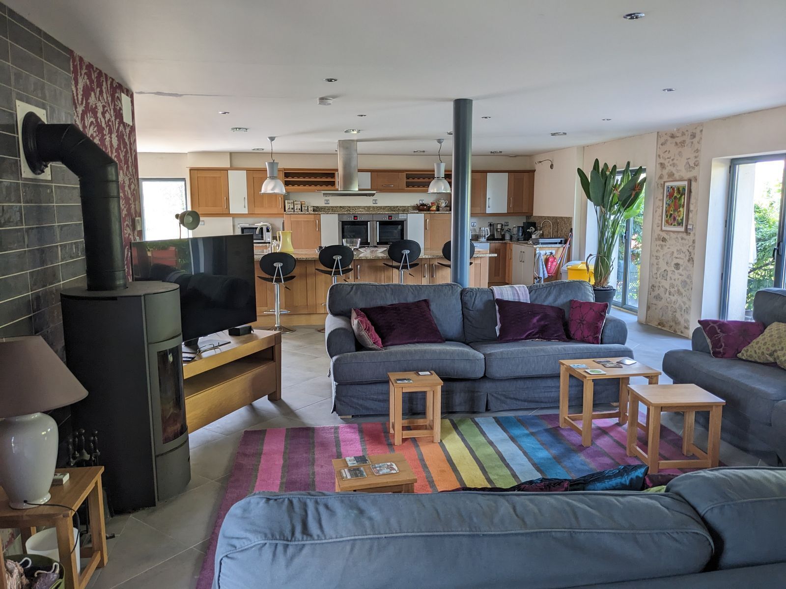 スマートテレビ、暖炉、DVD プレーヤー、卓球台