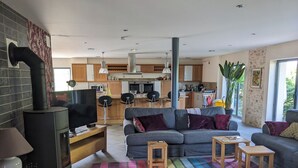 Uma sala de estar moderna com sofá, televisão e lareira.