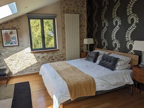 5 bedrooms, desk, iron/ironing board, travel crib - Fabulous converted barn in rural location, private swimming pool, great views (Bussiere Badil)