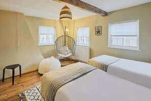 4 bedrooms, iron/ironing board, bed sheets