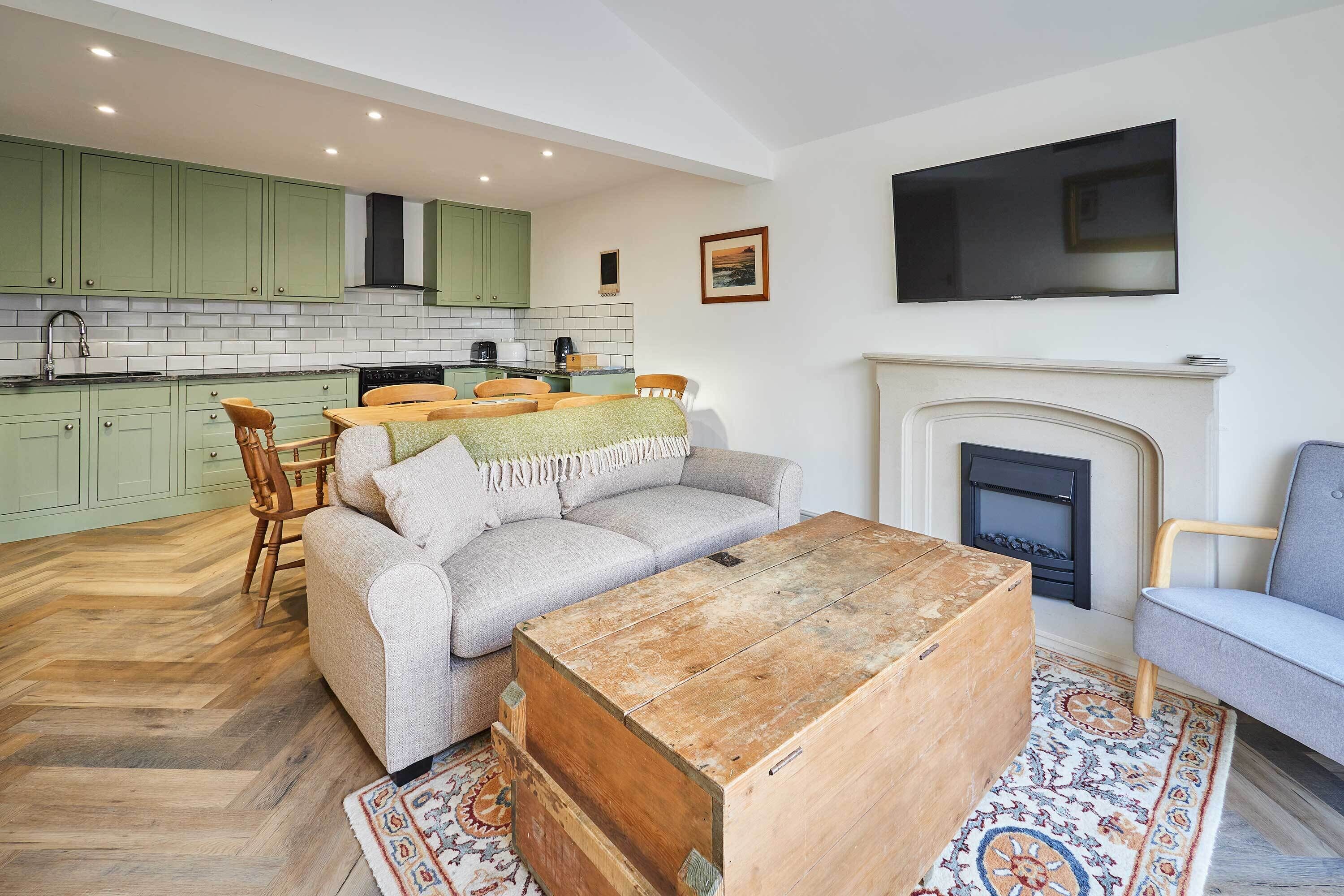 Middle Cottage, Seahouses - Host & Stay