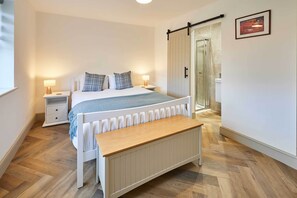 3 bedrooms, travel cot, WiFi, bed sheets