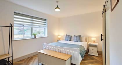 Host & Stay | Middle Cottage
