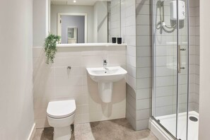 Dusche, Haartrockner, Handtücher