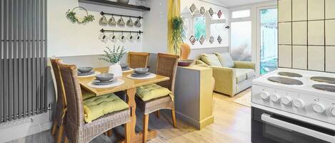 Een koelkast, een microgolfoven, een oven, een kookplaat