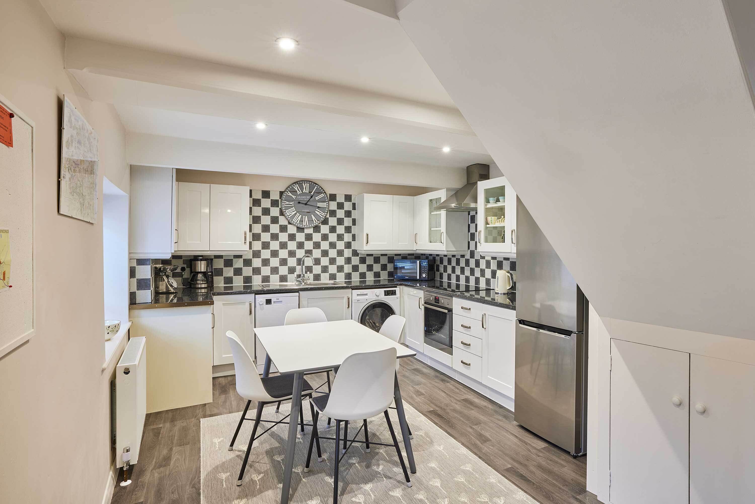 ثلاجة، ميكروويف، فرن، موقد طهي مسطح