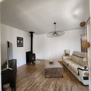 Smart TV, fireplace