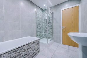 Shower, hair dryer, towels