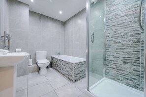 Douche, sèche-cheveux, serviettes fournies