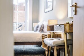 6 Schlafzimmer, Schreibtisch, Bügeleisen/Bügelbrett, Reisekinderbett