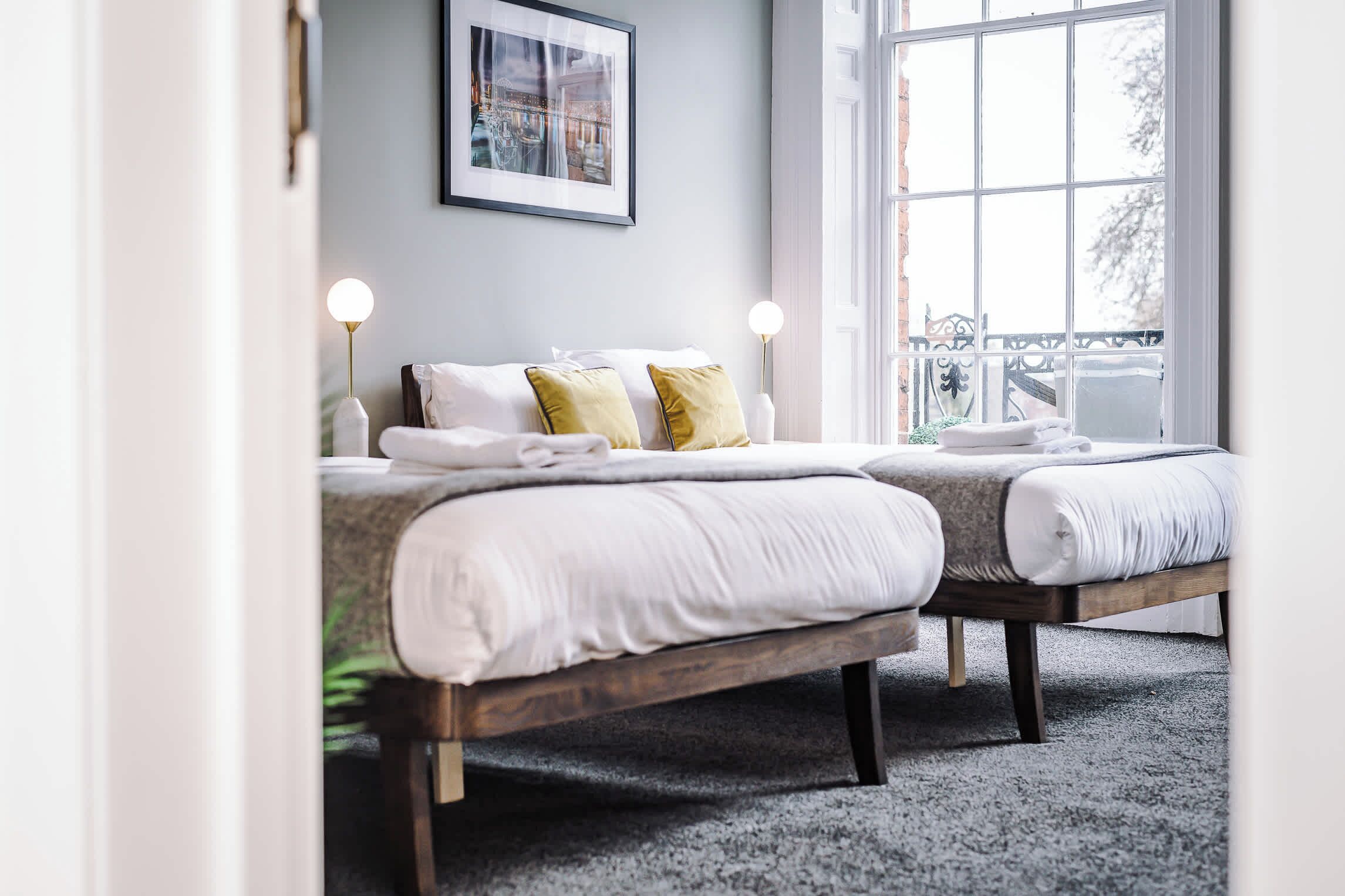 6 makuuhuonetta, työpöytä, silitysrauta/-lauta, vauvan matkasänky