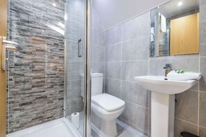 Dusj, hårføner og håndklær